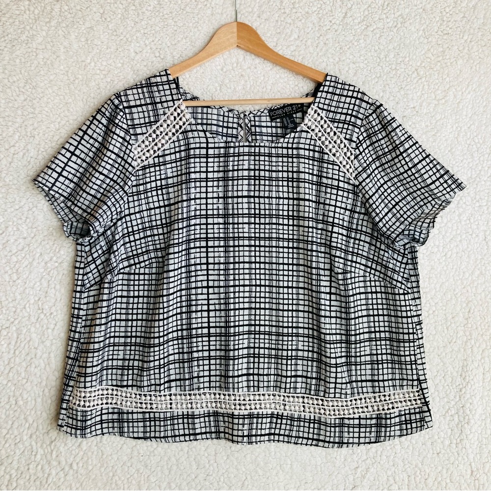 Forever 21 Women's black and white abstract plaid short sleeve cropped top, 1X - Picture 3 of 14